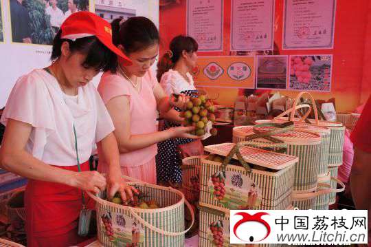 果农自办荔枝节广东阳西套袋荔枝飘红上市