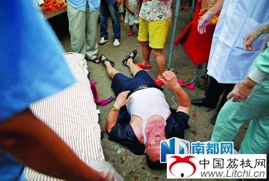 老人自称遭遇强卖，档主一方打他打得棍子都断了。南都记者 陈志刚 摄