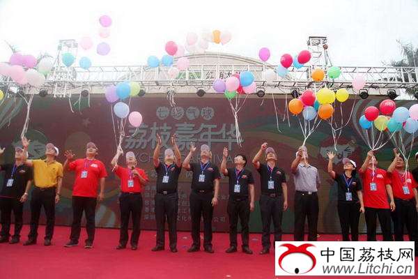 海口第七屆荔枝交易會暨第一屆七彩氣球荔枝嘉年華活動在海口瓊山區三門坡鎮隆重開幕